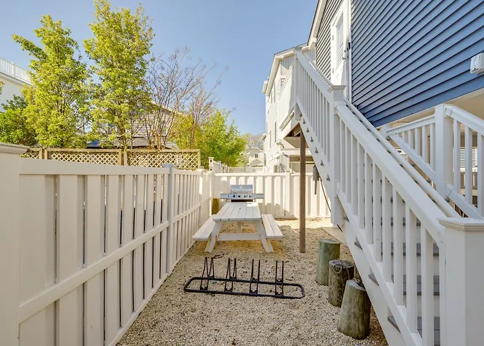 Walk To Bay Village, Beaches & More! Cozy Cottage