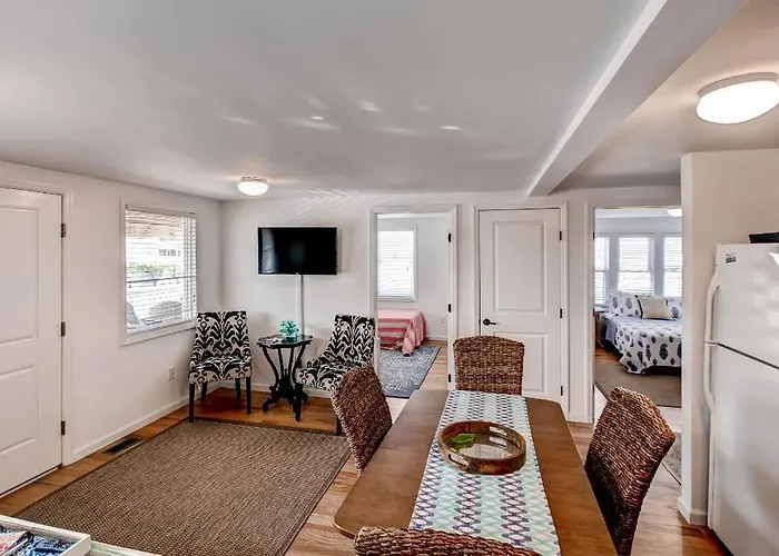 Recently Renovated Lbi Apt W/ Deck On Beach Block!