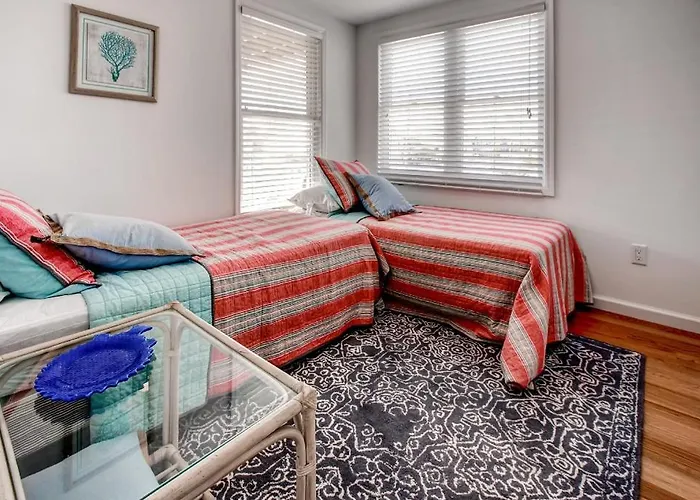Recently Renovated Lbi Apt W/ Deck On Beach Block!